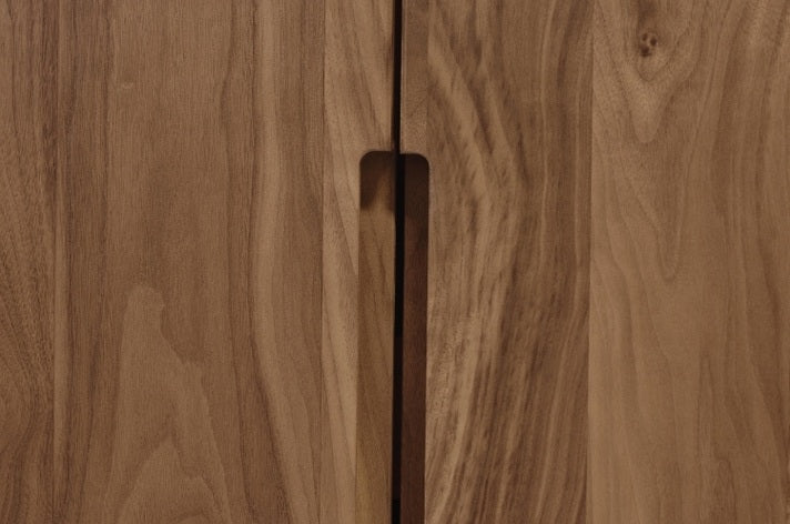 Lisse Buffet close up detail of wood grain and cabinet pull handles