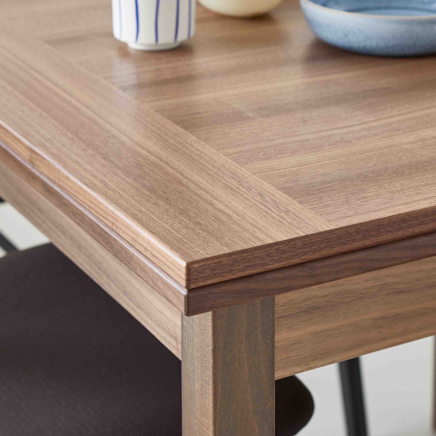 Davis 35" Extendable Dining Table walnut detail