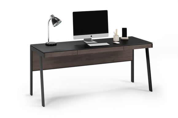 Front view of the Sigma 6901 Desk 